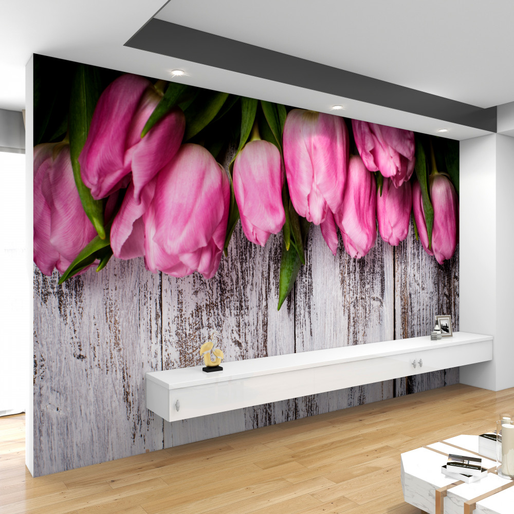 Fototapeta różowe tulipany na podłoże drewniane