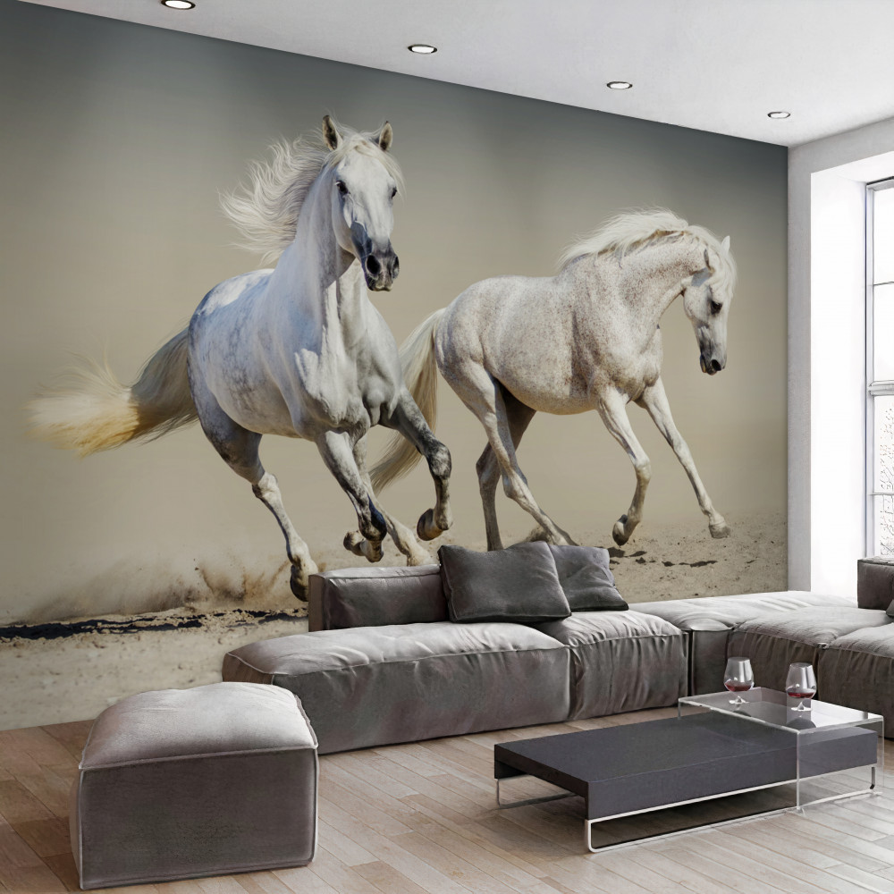Fototapeta dwa białe konie biegnące po piasku