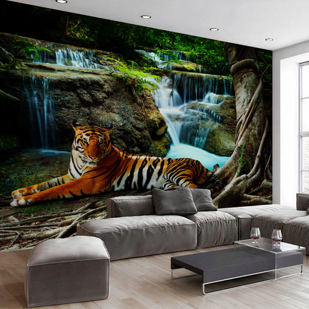 Fototapeta tygrys przy leśnym wodospadzie