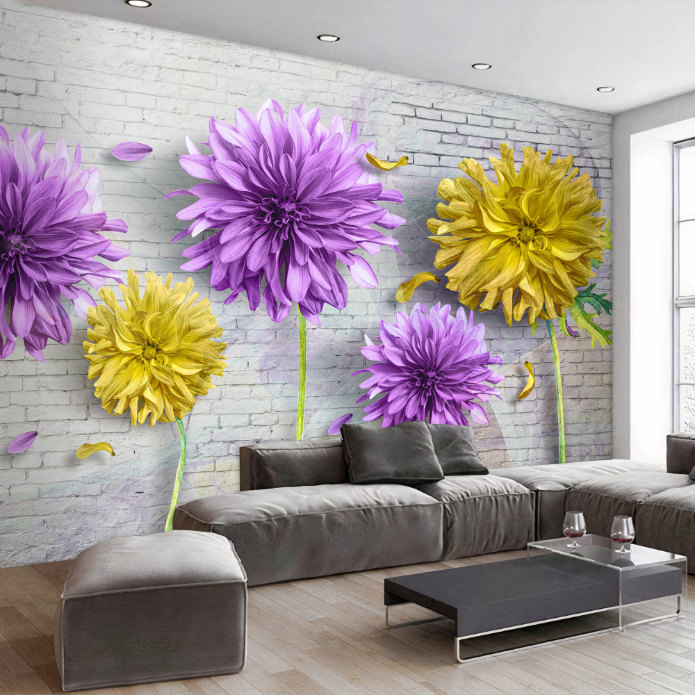 Fototapeta żółte i fioletowe kwiaty na ceglanym murze
