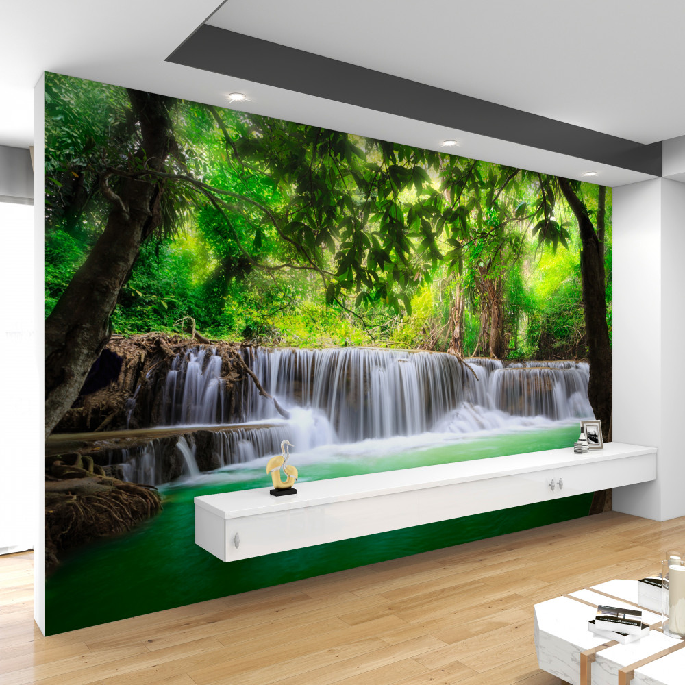 Fototapeta szmaragdowe wody górskiego wodospadu w lesie