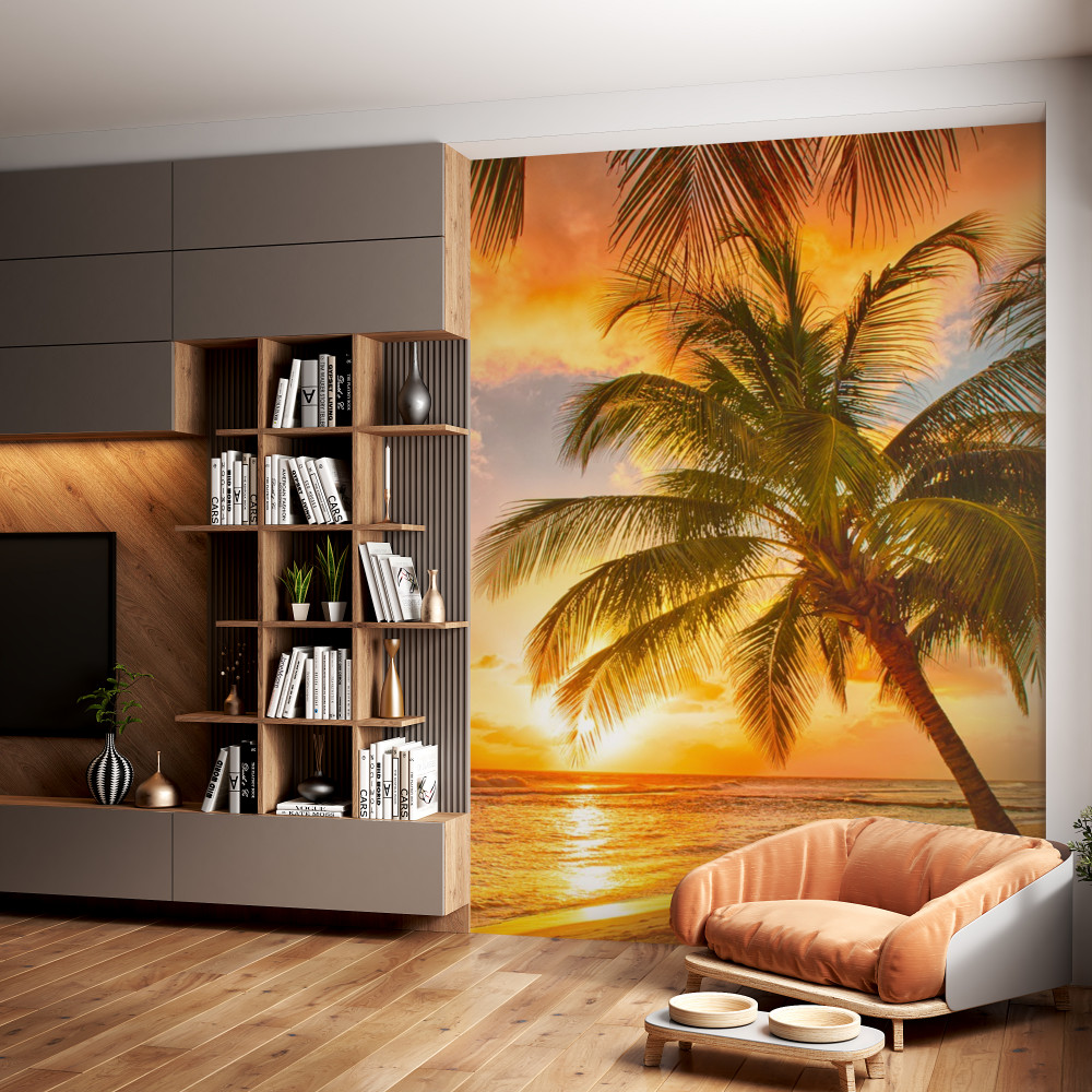 Fototapeta palma na plaży o zachodzie słońca