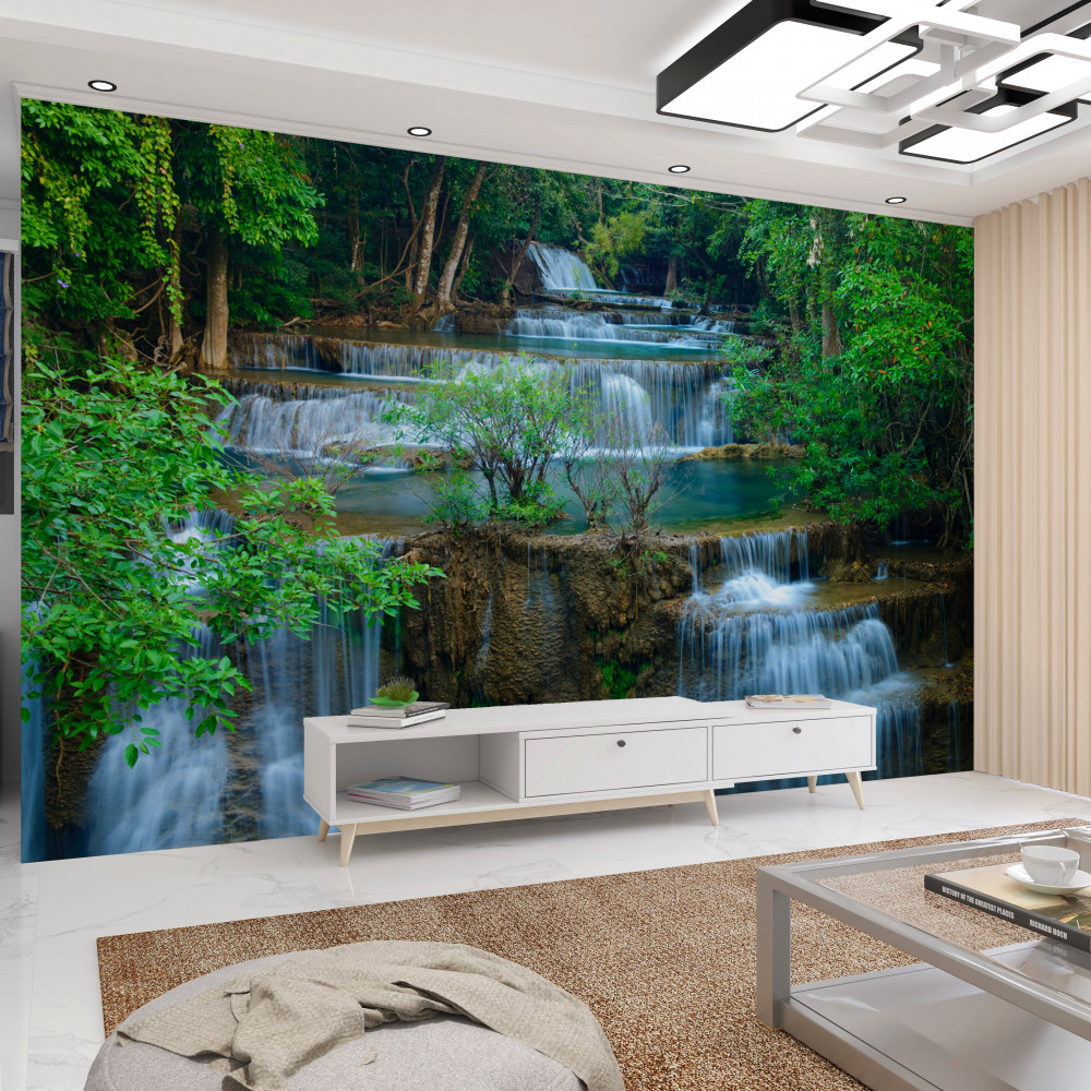 Fototapeta kaskada wodospadów wpadających do lasu