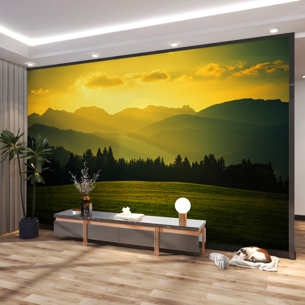 Fototapeta niezwykły żółty zachód słońca w mglistym górskim lesie