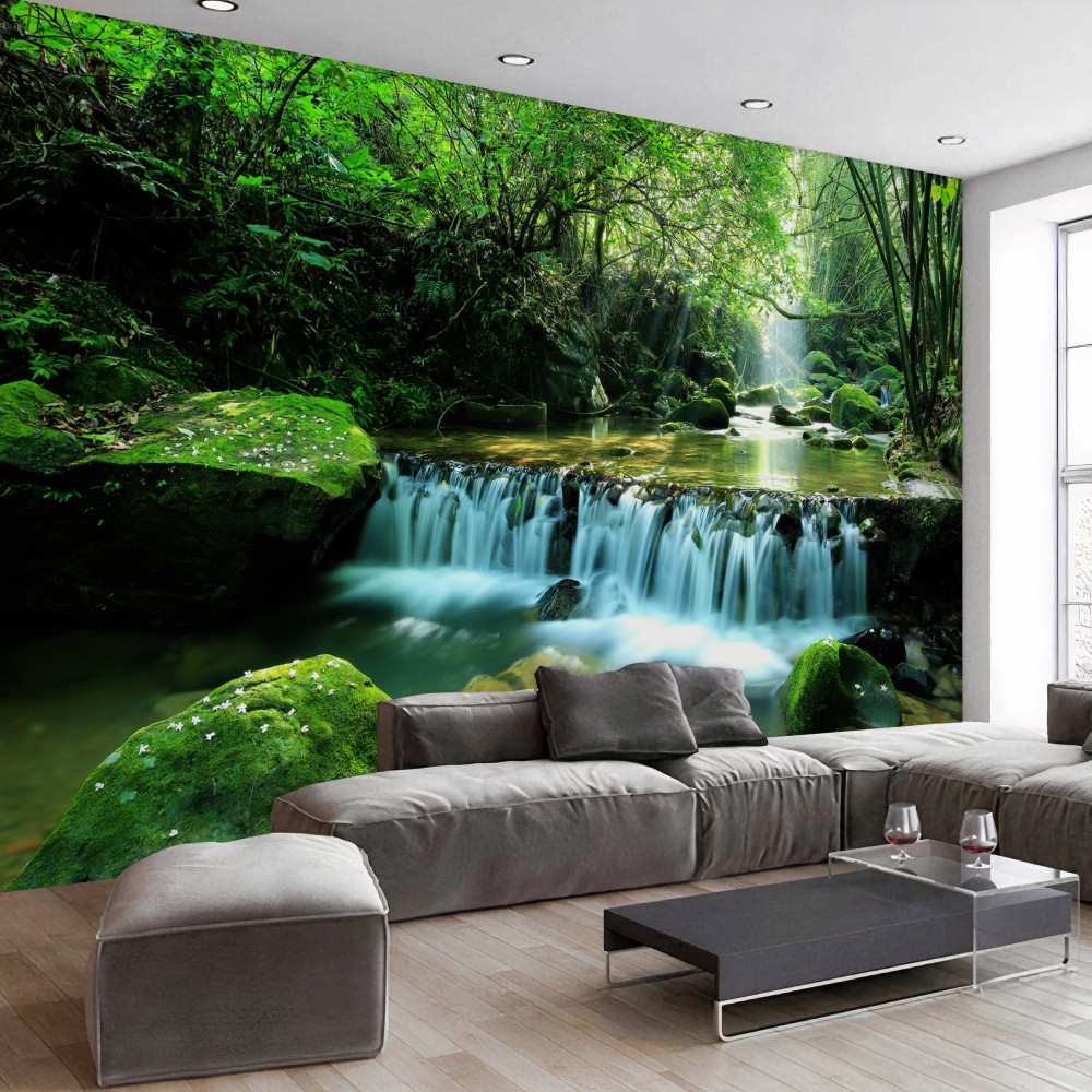 Fototapeta szeroki, głośny wodospad w zieleni i promieniach słońca