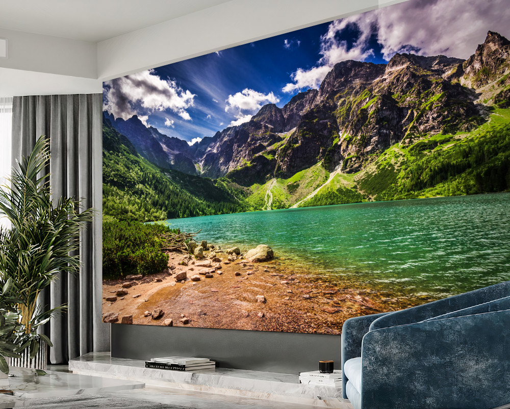 Fototapeta góry w pobliżu zielonego jeziora w letni dzień