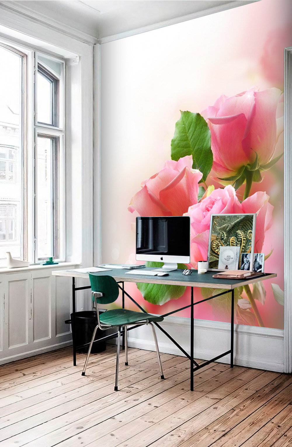 Fototapeta delikatne różowe róże z zielonymi liśćmi