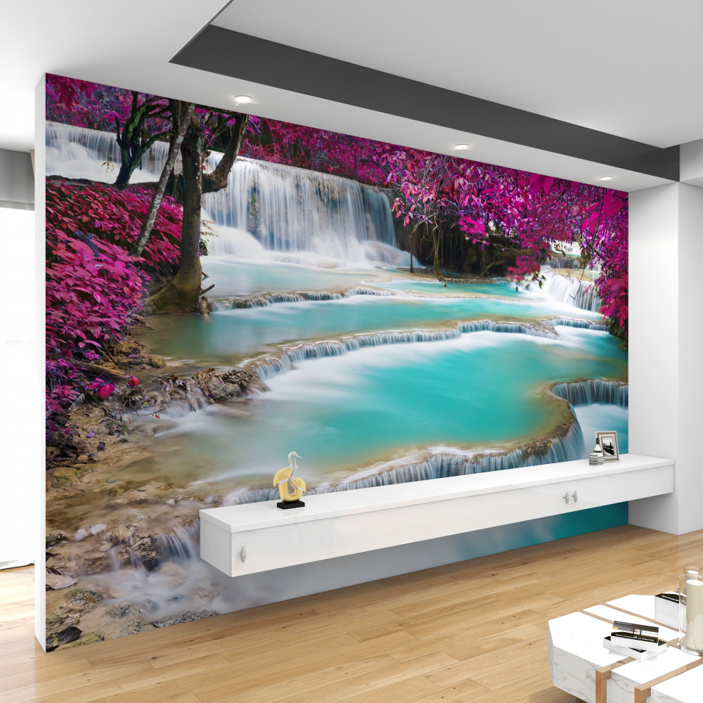 Fototapeta kwitnący liliowy u podnóża wodospadu