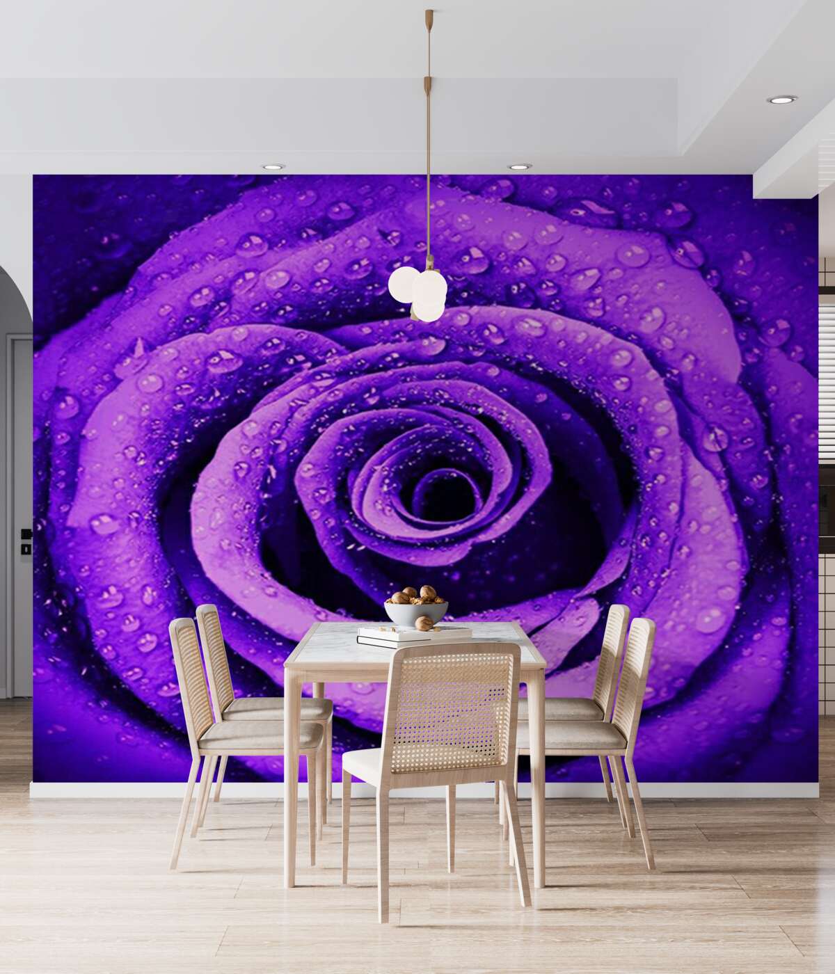 Fototapeta zbliżenie fioletowej róży w kroplach deszczu