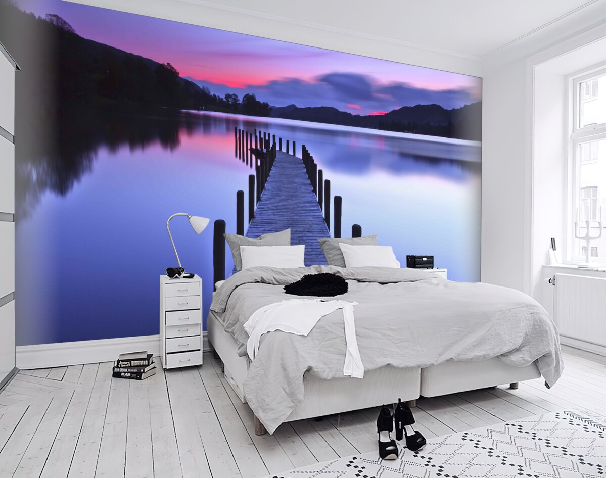 Fototapeta molo obok górskiego jeziora o zachodzie słońca