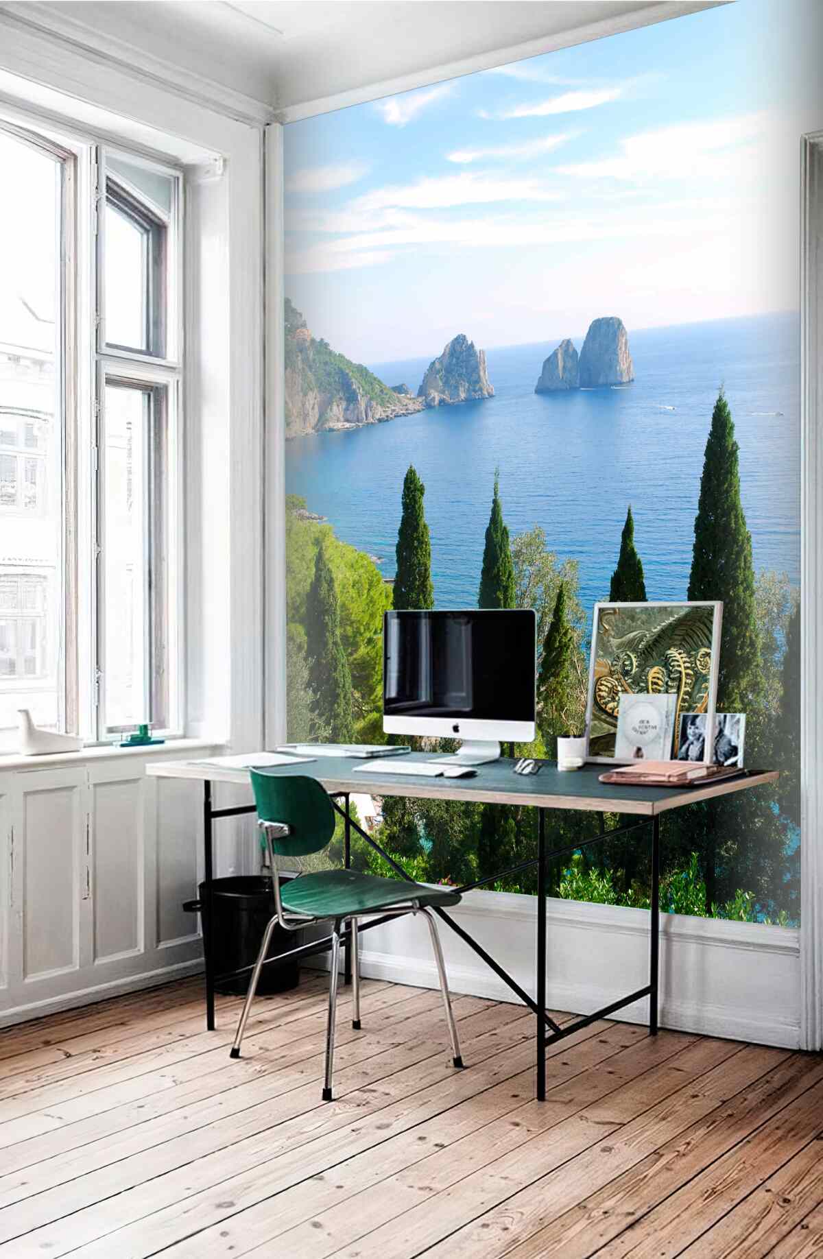 Fototapeta skaliste wybrzeże i smukłe cyprysy