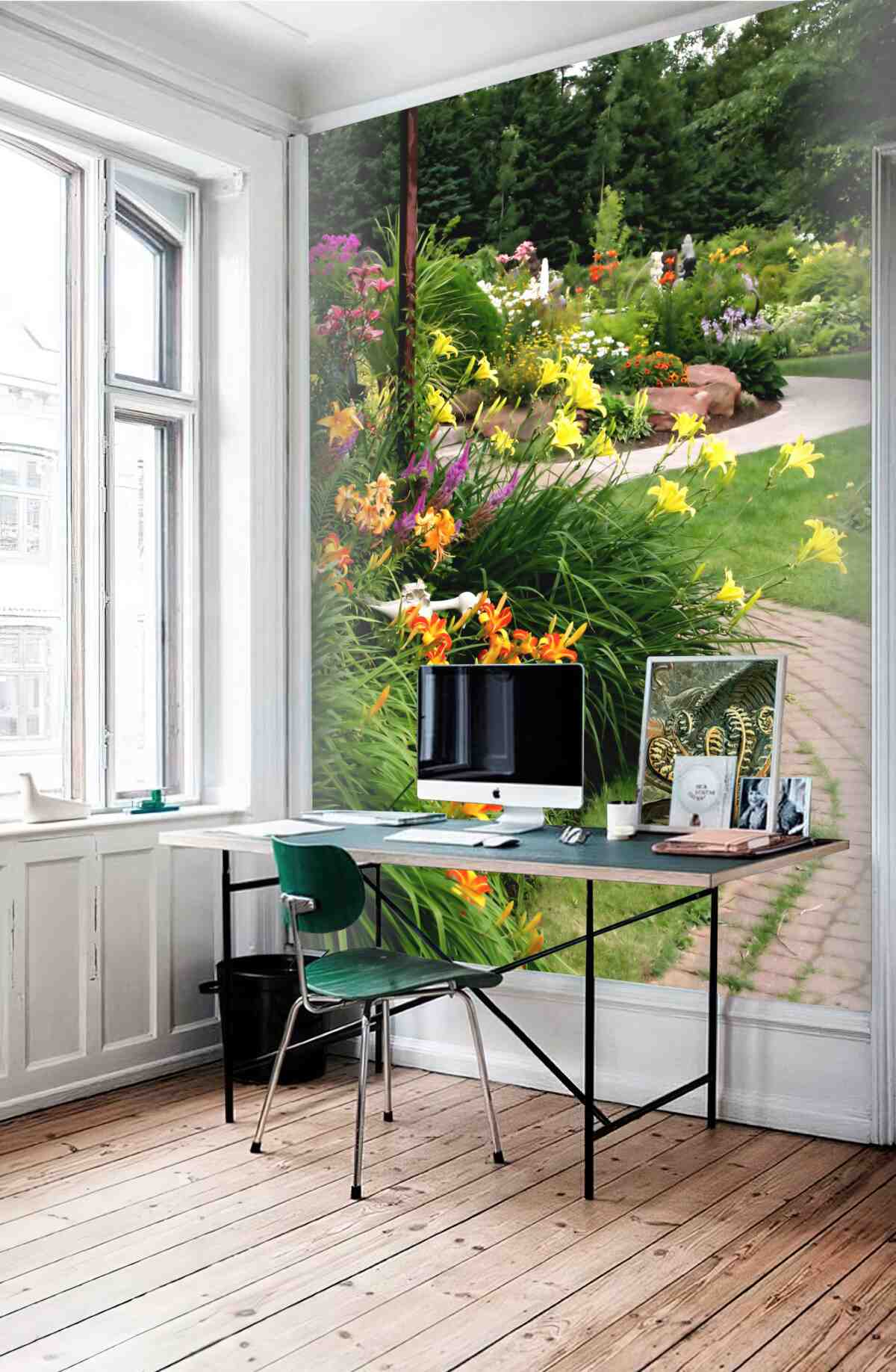 Fototapeta ścieżka obok jasnych letnich krzewów z kwiatami