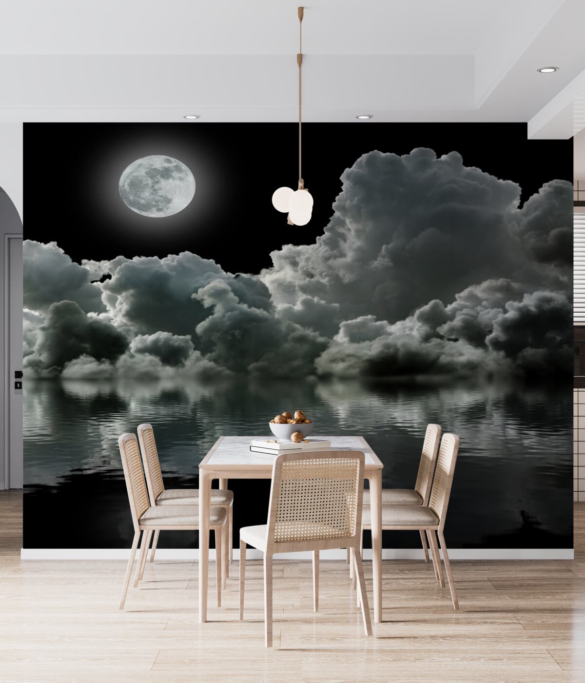 Fototapeta jasny księżyc w pełni z chmurami nad wodą