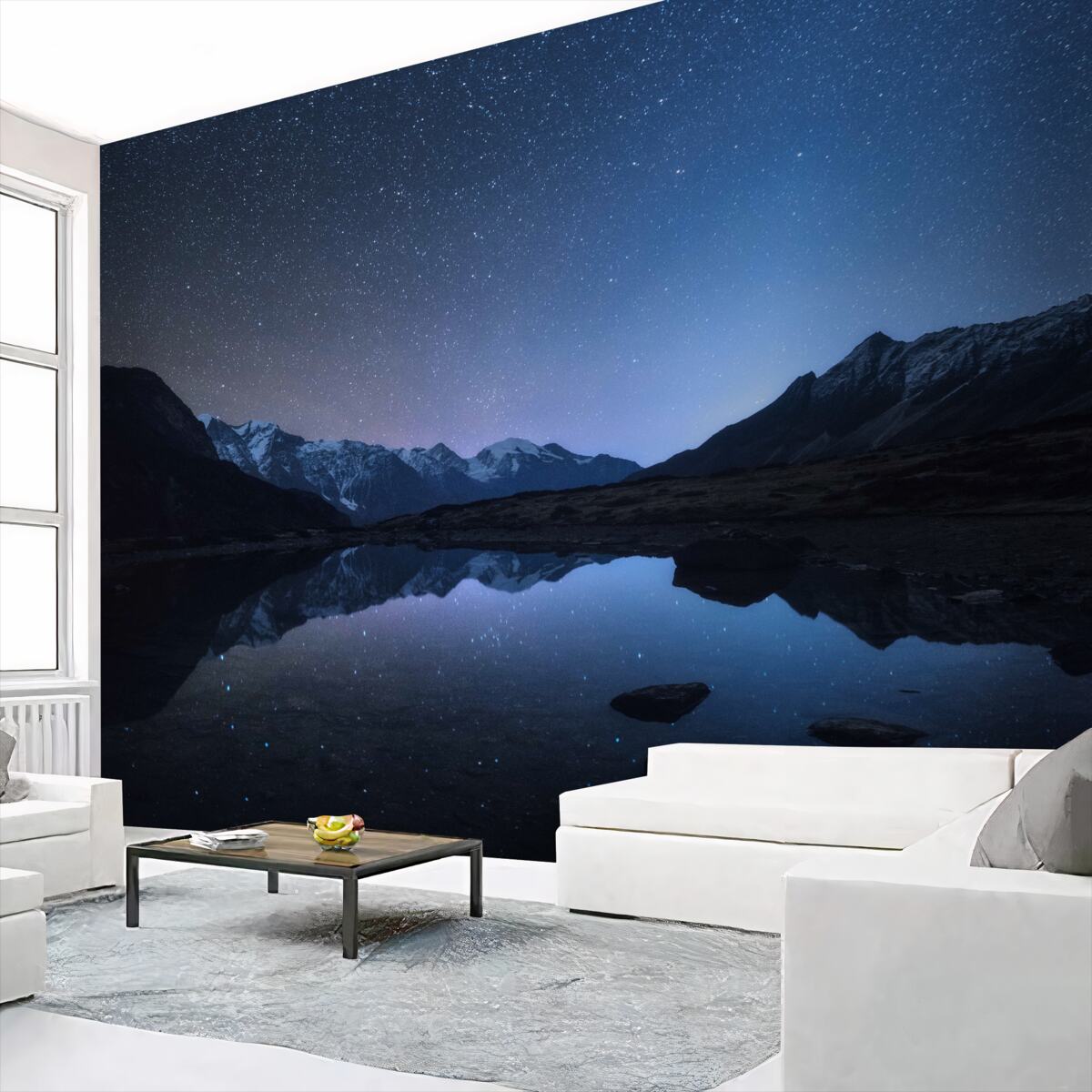 Fototapeta jasne gwiaździste nocne niebo w górach w pobliżu wody