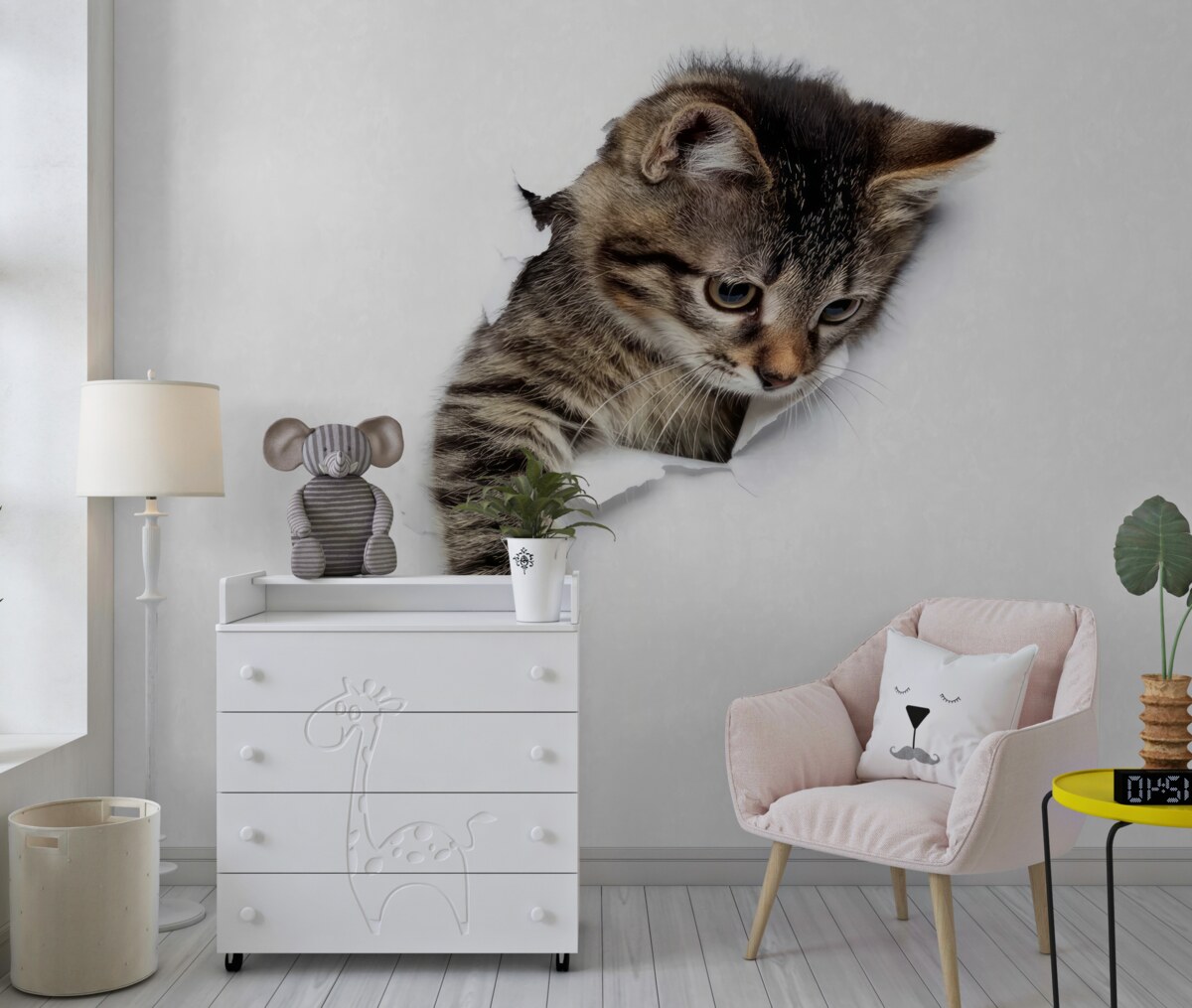 Fototapeta Kotek wypełza z białej ściany