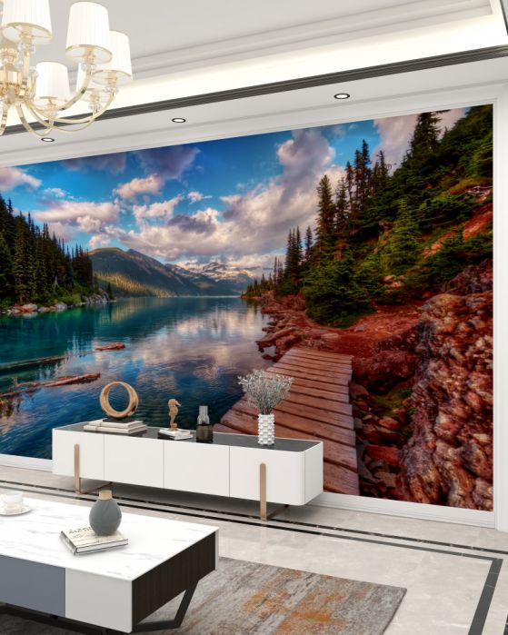 Fototapeta most prowadzący do lasu w pobliżu górskiego jeziora