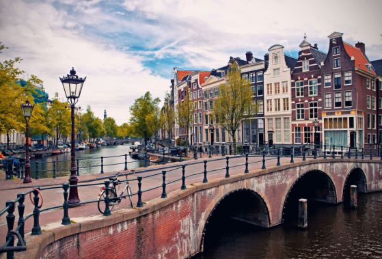 Fototapeta most nad kanałem w Amsterdamie