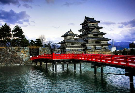 Fototapeta czerwony most nad rzeką w Japonii