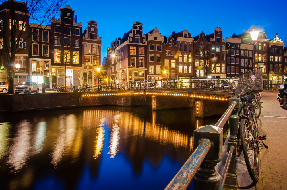 Fototapeta Amsterdam nocą odbity w wodzie