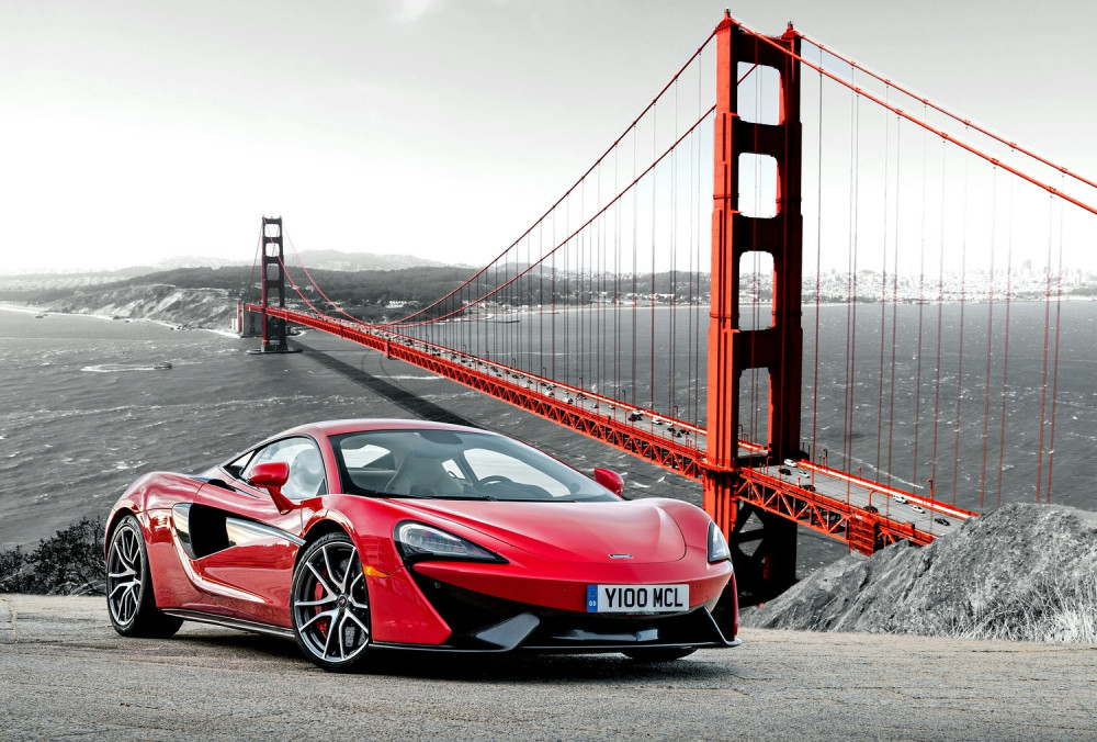 Fototapeta McLaren na tle mostu