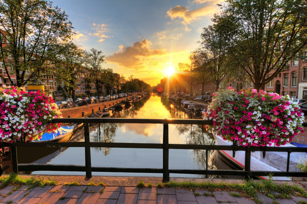 Fototapeta Amsterdam o zachodzie słońca z mostu