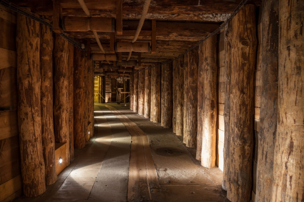 Fototapeta drewniany podziemny tunel