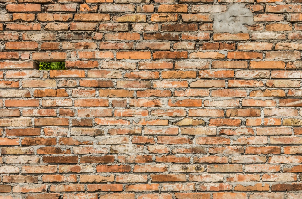 Fototapeta stary mur z upadłymi cegłami