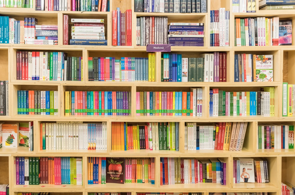 Fototapeta książki w domowej bibliotece