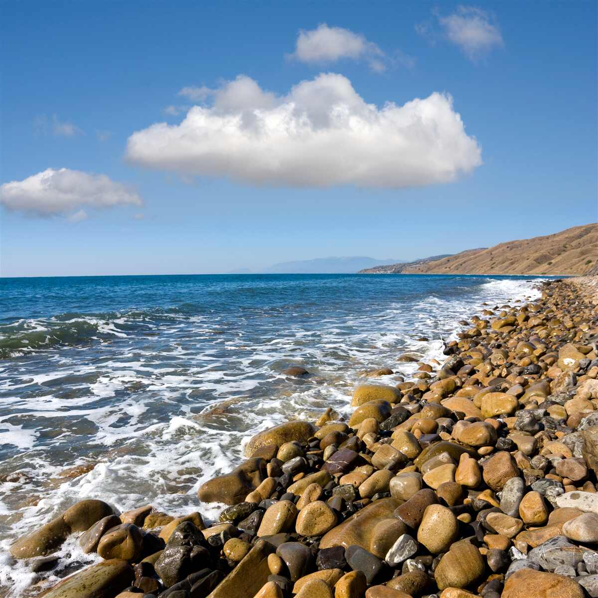 Fototapeta wściekłe fale w pobliżu kamiennej plaży