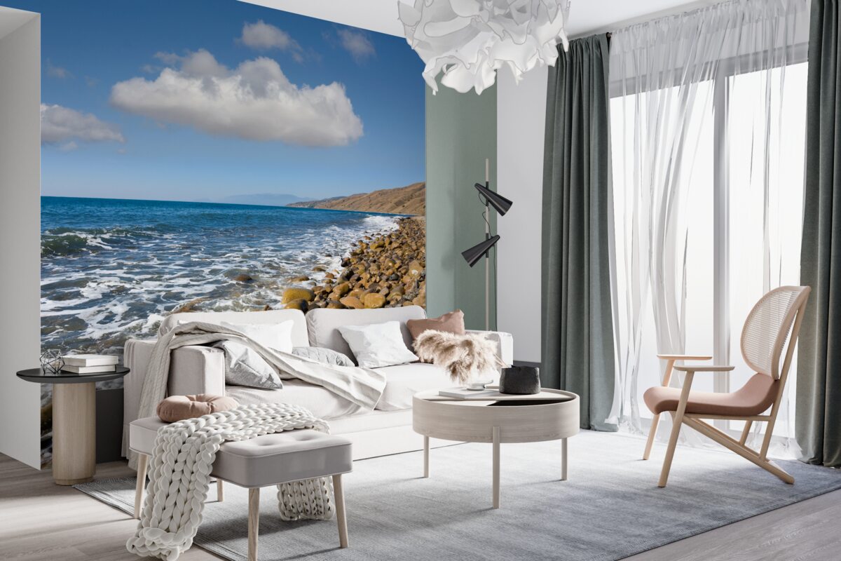 Fototapeta wściekłe fale w pobliżu kamiennej plaży