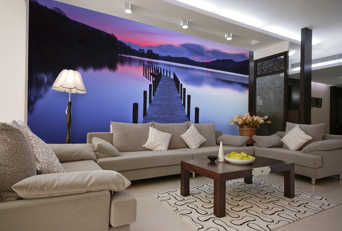 Fototapeta molo obok górskiego jeziora o zachodzie słońca