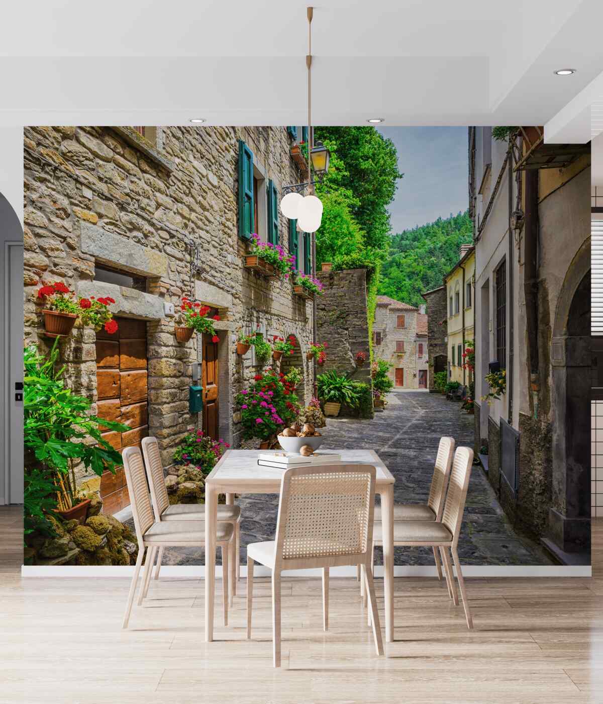 Fototapeta kamienna ulica starego miasta w zieleni
