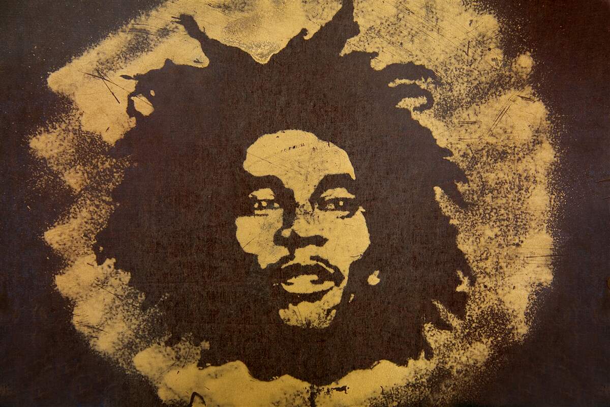 Fototapeta wizerunek mężczyzny z fryzurą afro na piasku