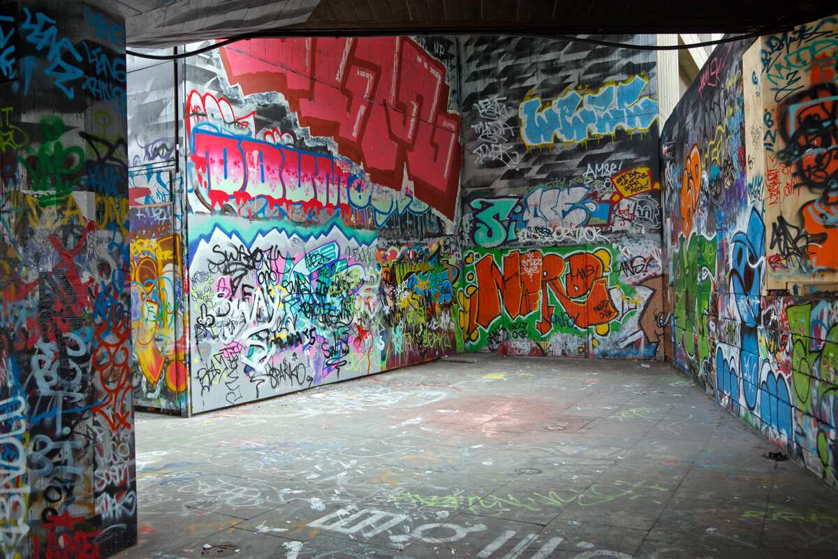 Fototapeta przejście podziemne na rysunkach graffiti