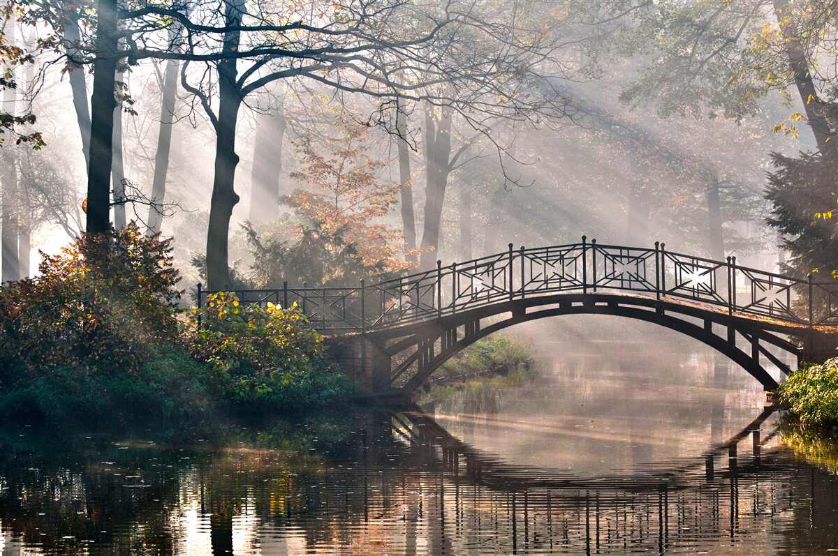 Fototapeta stary żelazny most nad cichą rzeką