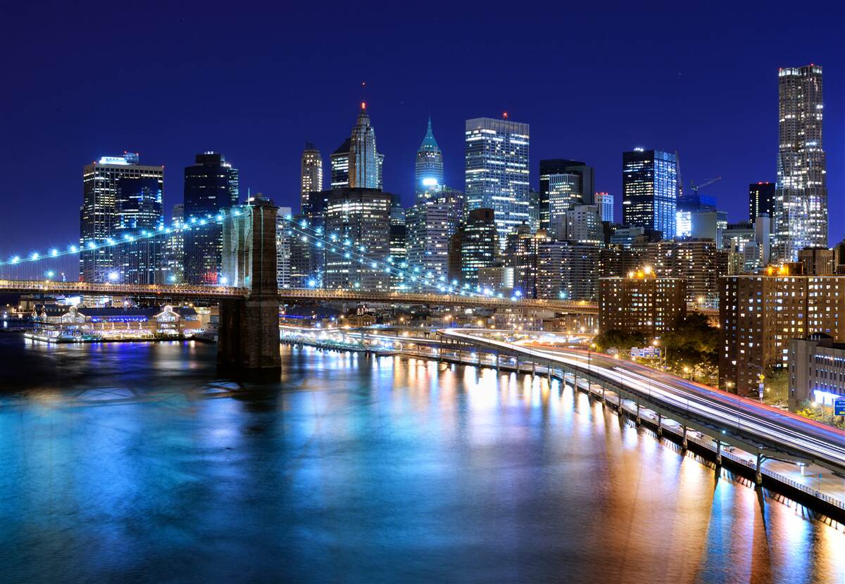 Fototapeta Molo na Manhattanie w nocy jest oświetlone