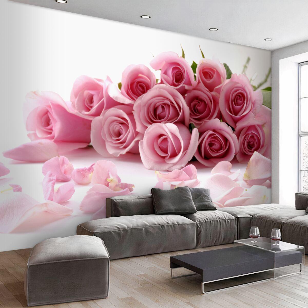 Fototapeta bukiet delikatnych różowych róż z płatkami w pobliżu wody