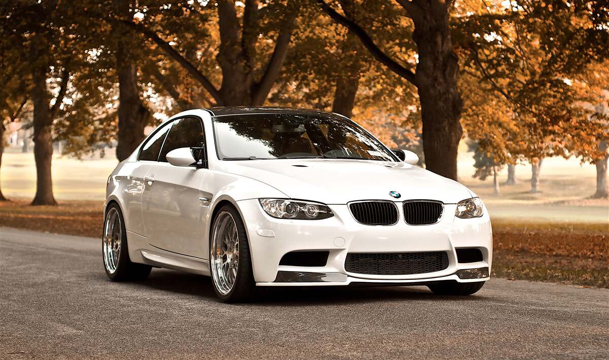 Fototapeta Białe BMW na drodze jesienią