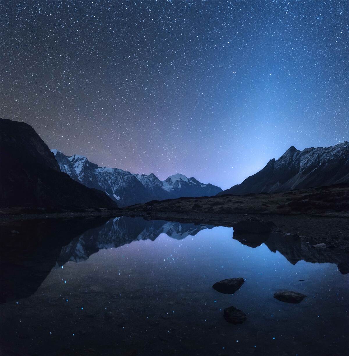 Fototapeta jasne gwiaździste nocne niebo w górach w pobliżu wody