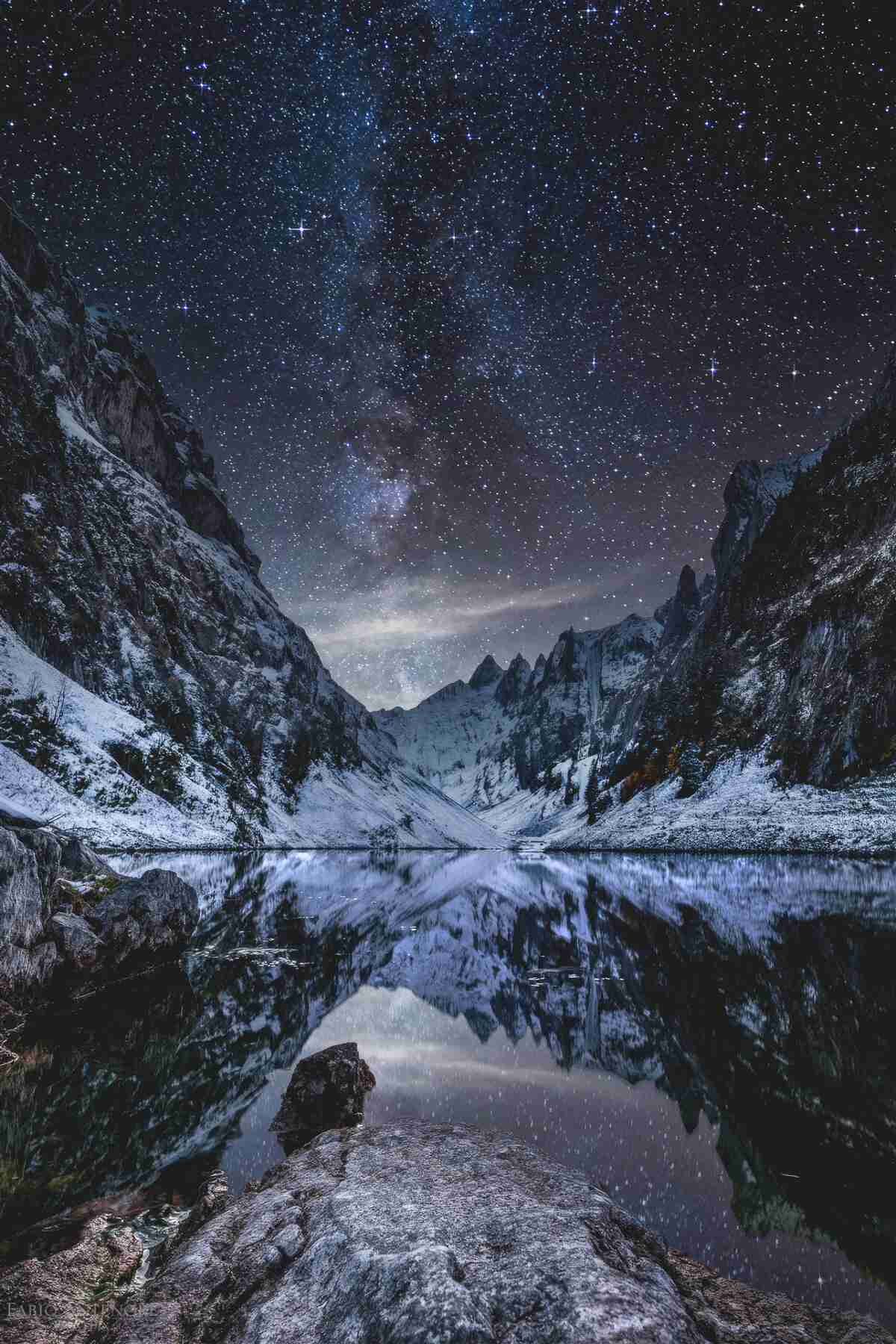 Fototapeta rozgwieżdżone nocne niebo nad górami i rzeką