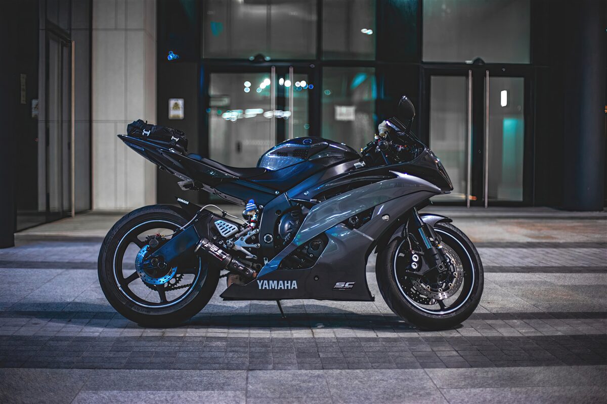 Fototapeta ciemnoniebieski zaparkowany motocykl