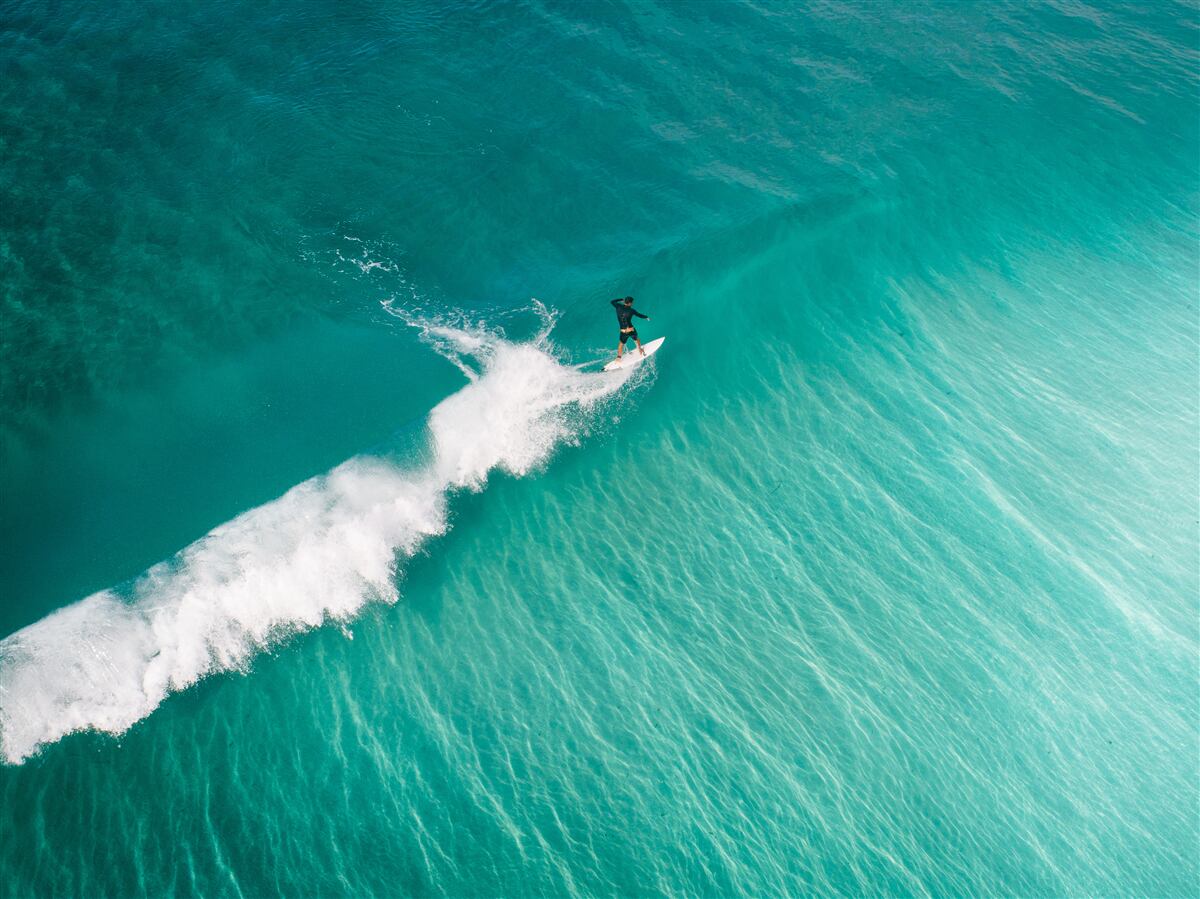 Fototapeta samotny surfer w oceanie